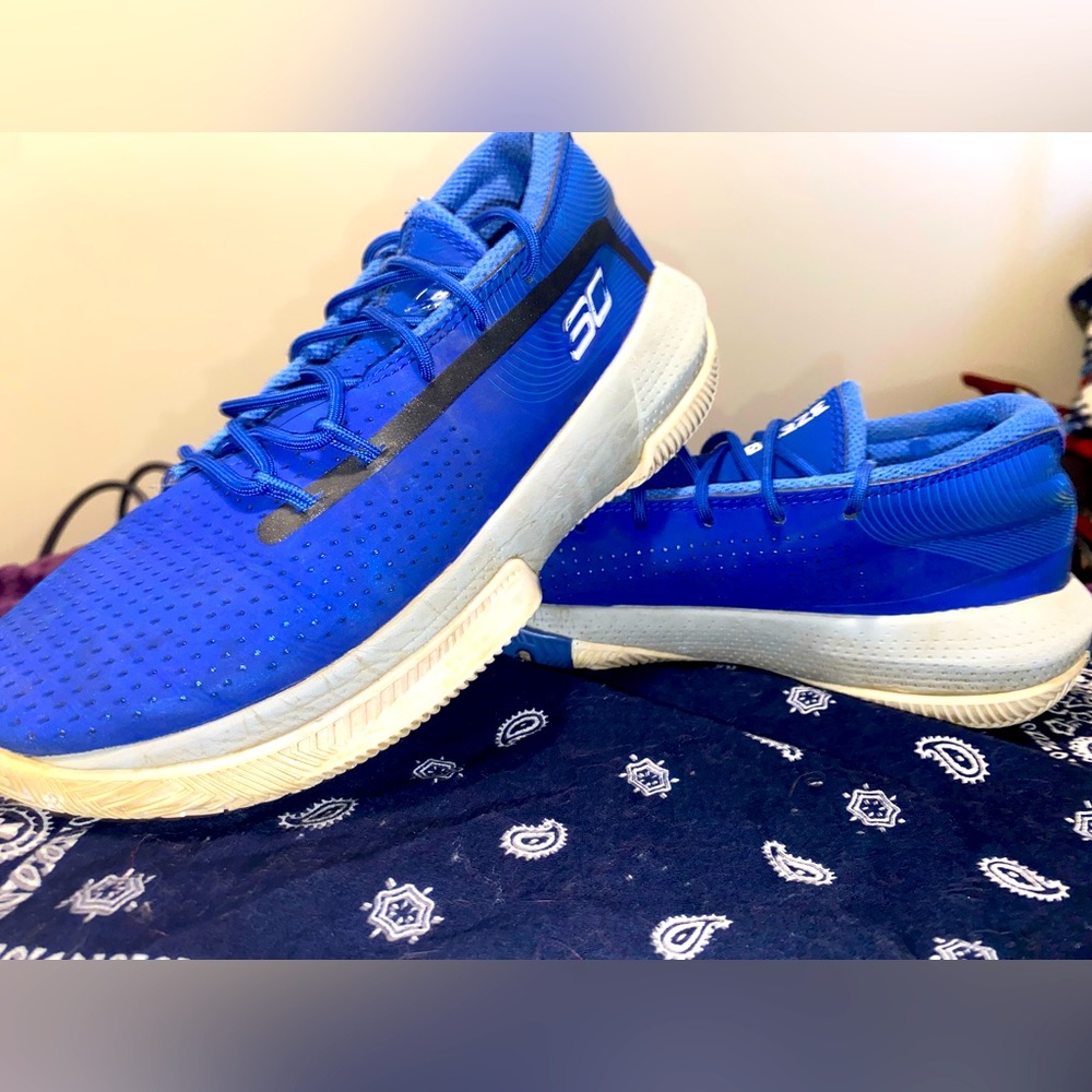 Boys UA tennis shoes size 6Y